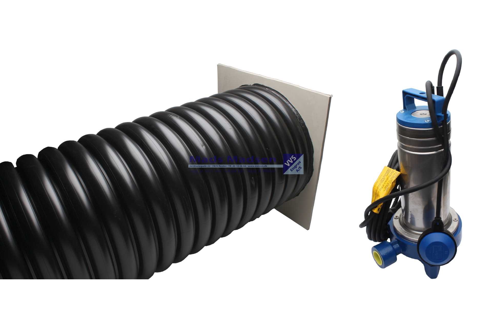 Pumpebrønd for sort spildevand Ø600 x 2000mm m/Flygt DXGM 25-11 pumpe. Komplet løsning med opdriftsikret bundplade og "lugtfri" dæksel. Incl rørføring med klapkontraventil og snapkobling, samt løse påboringsmanchetter både for Ø110mm indløb og Ø50mm udløb. Rustfri wire monteret på pumpen.